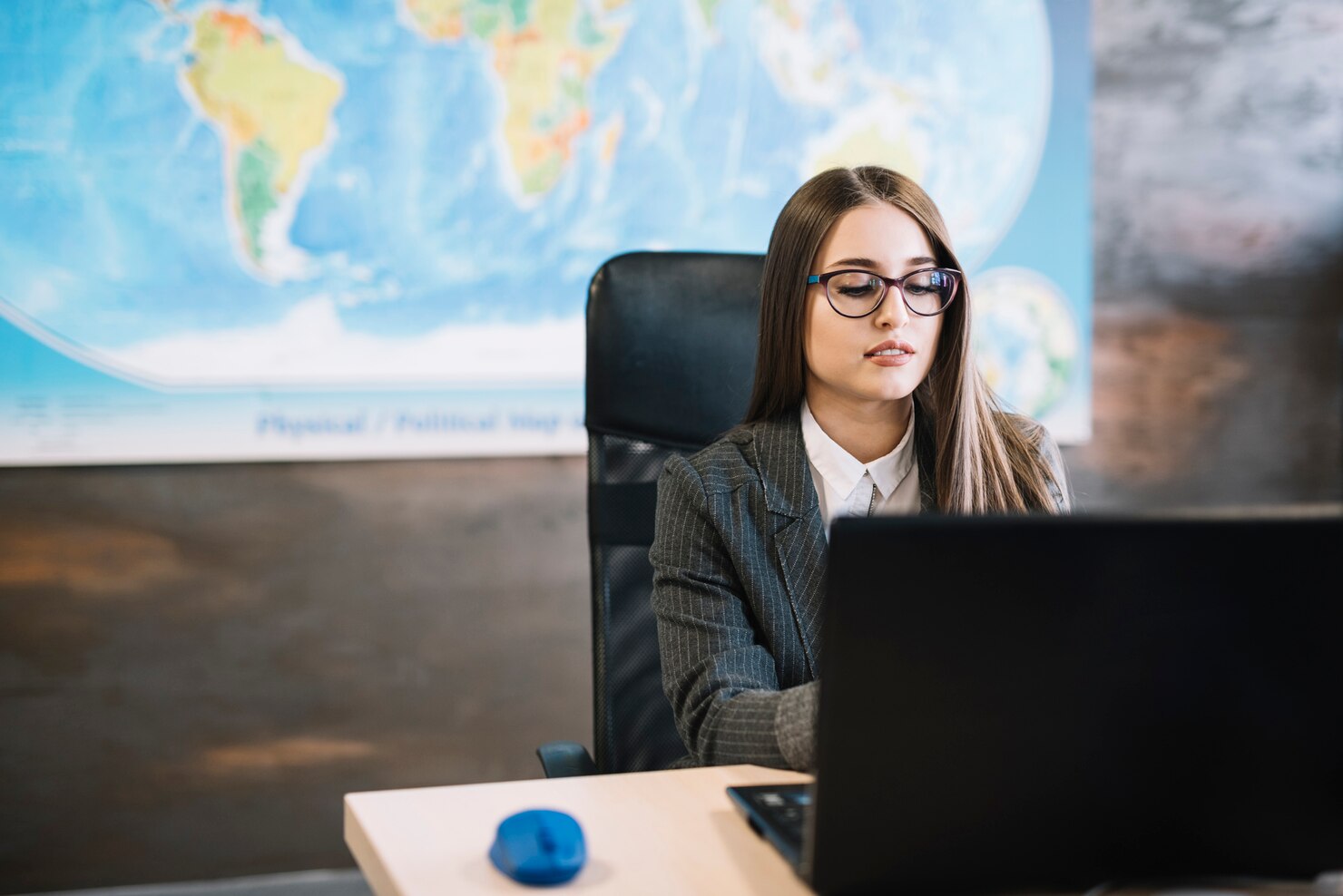 business-woman-using-laptop-table_23-2148071543